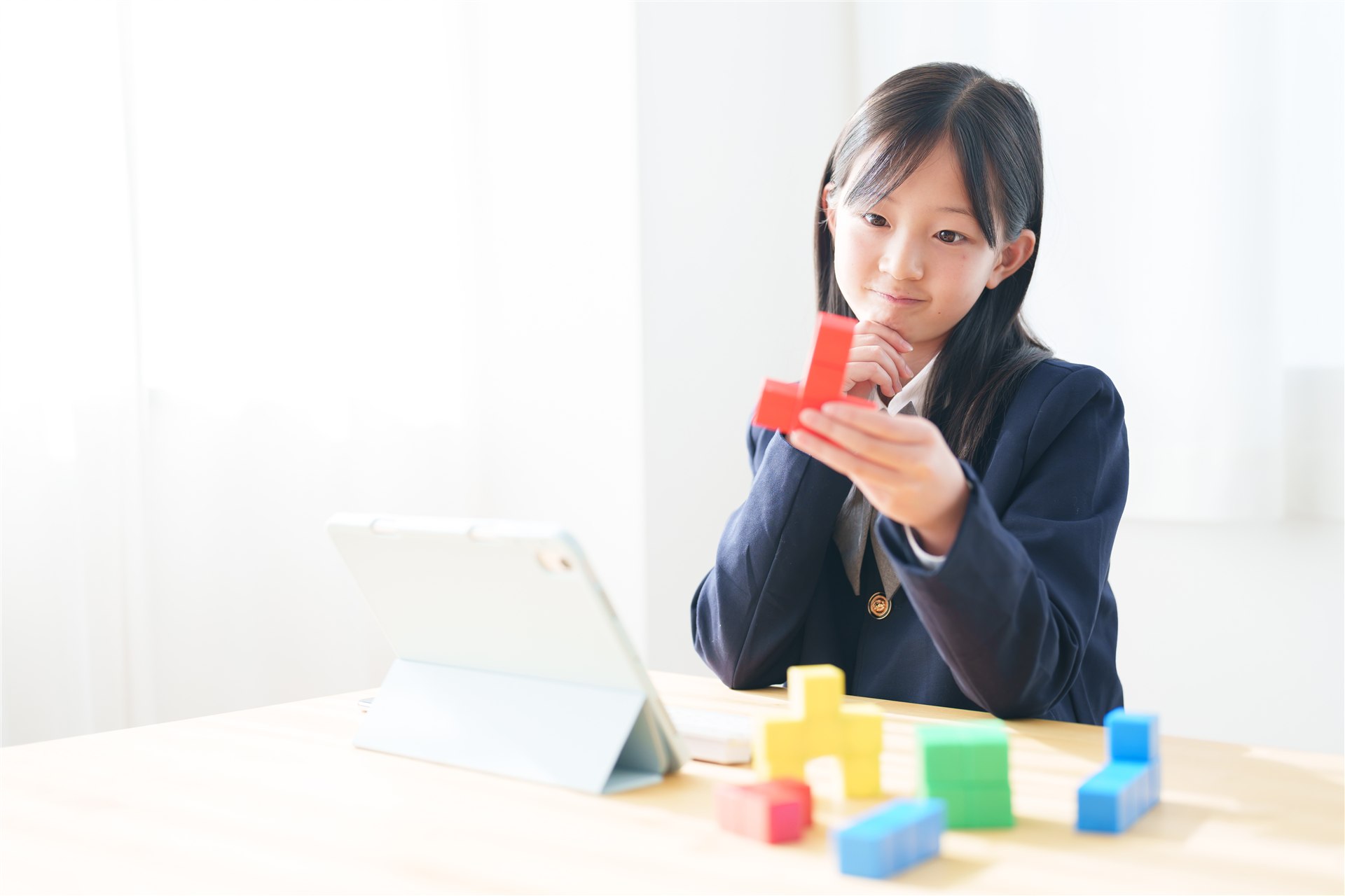 積み木を組み合わせながら英文の構造を考える生徒