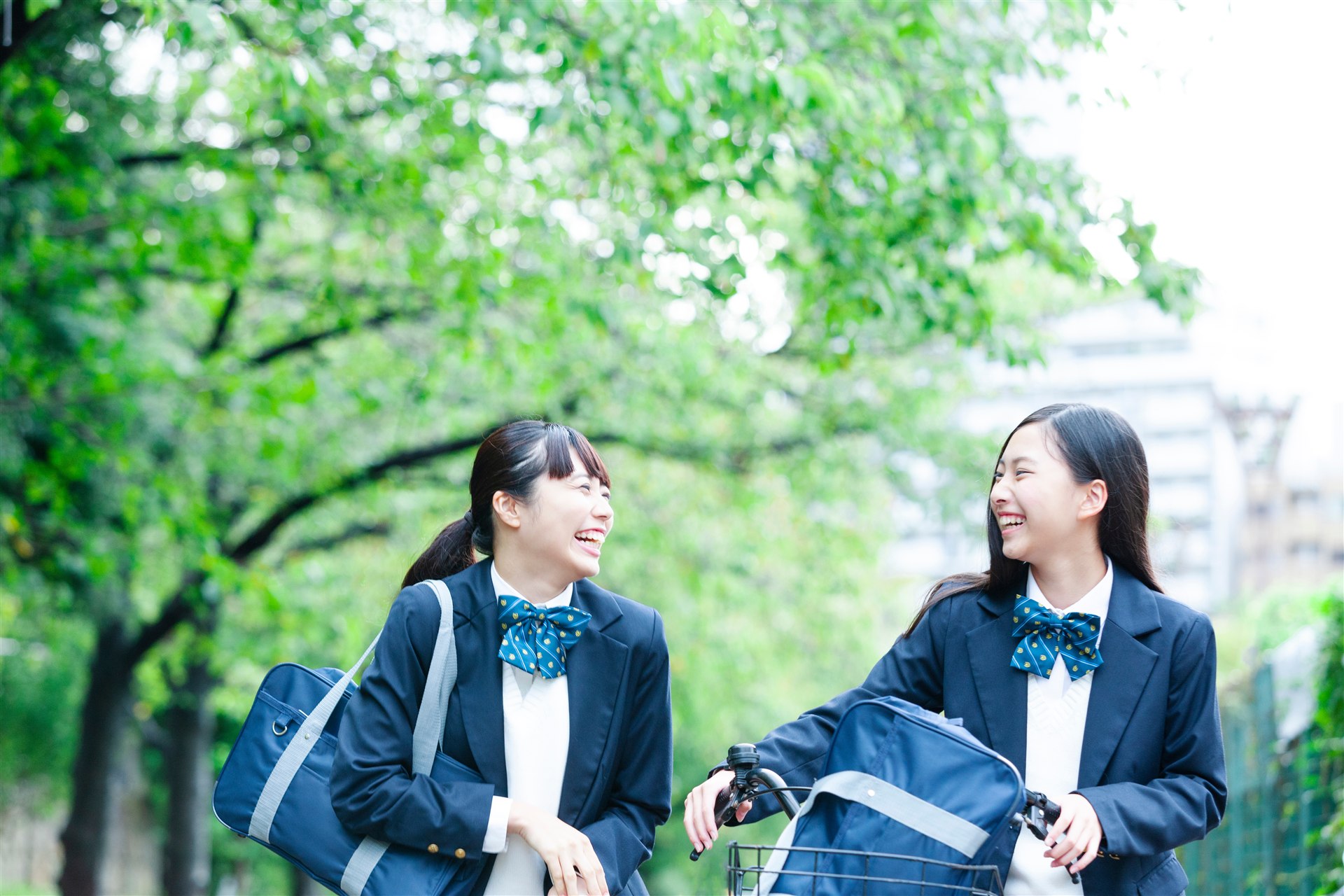 友人と笑顔で学びを進める生徒