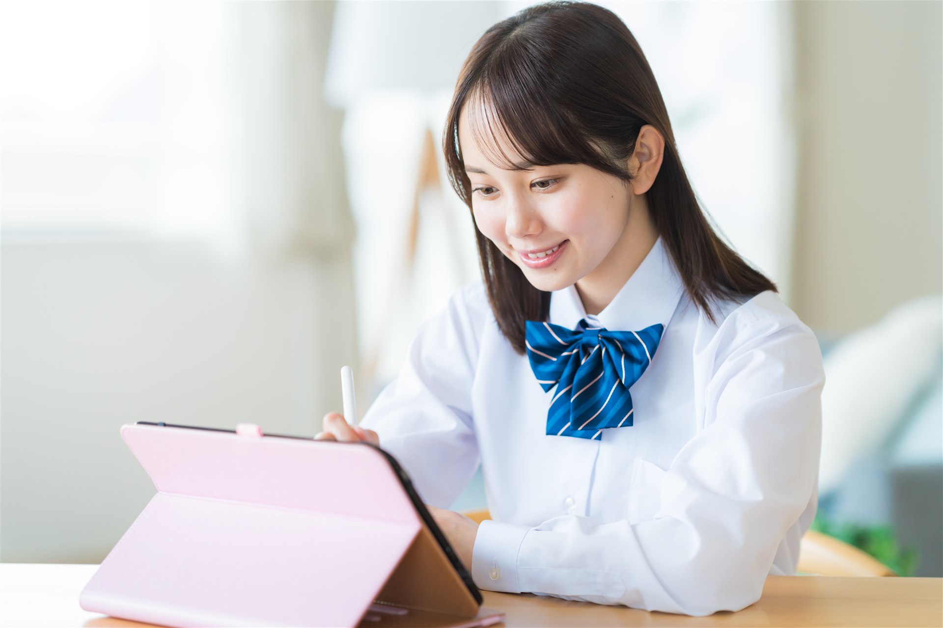 タブレットでLesson01を学ぶ生徒
